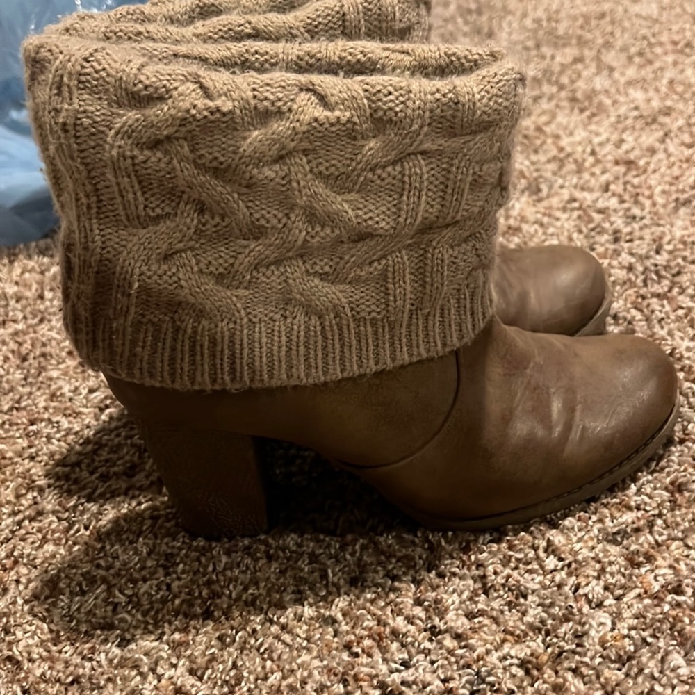 Size 10 Woman’s MukLuks gently worn booties